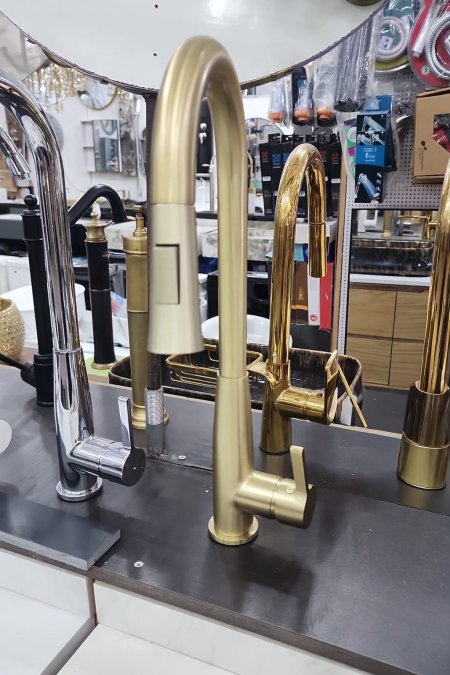 حنفية مطبخ بلون ذهبي مطفي أنيق